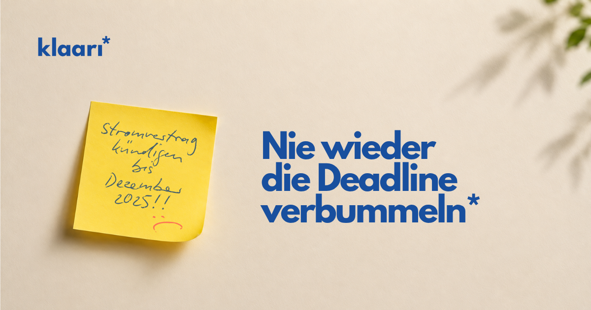Gelber Notizzettel mit handschriftlicher Erinnerung „Stromvertrag kündigen bis Dezember 2025“ neben dem Satz „Nie wieder die Deadline verbummeln“